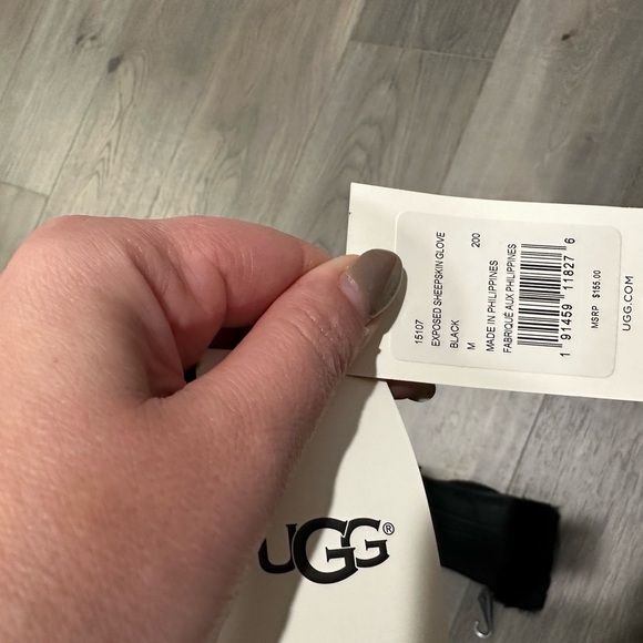🧤 Ugg🧤Exposed Sheepskin Glove Black Woman Medium NWT - Picture 5 of 6